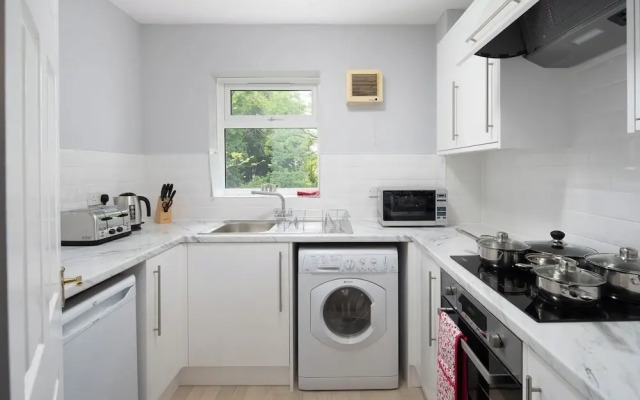 Modern 1-bedroom in Crawley With Free Parking