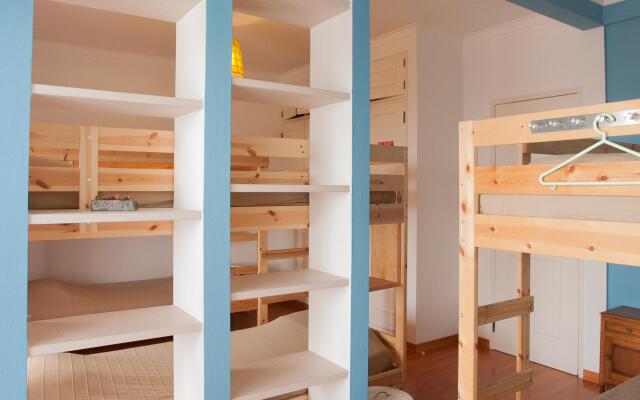 Ericeira Chill Hill Hostel & Private Rooms - Peach Garden