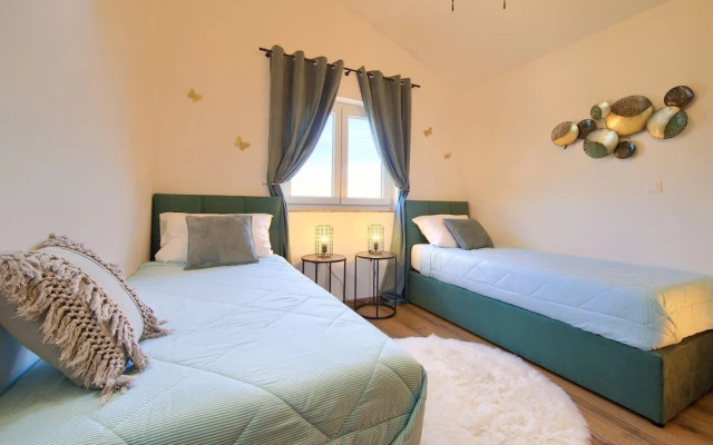 Elegant and Vibrant Apartment With Terrace and Sea View