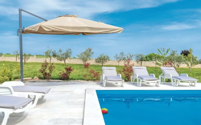 Stunning Home in Novigrad With Wifi and 4 Bedrooms