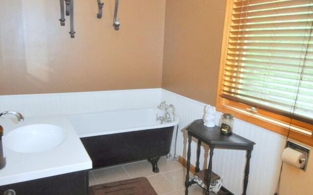 Sqyrls Nest - 3BR Retreat With a Hot Tub