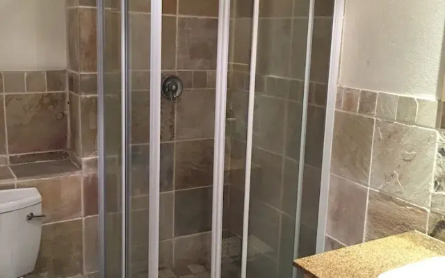 77 Grayston Apartment