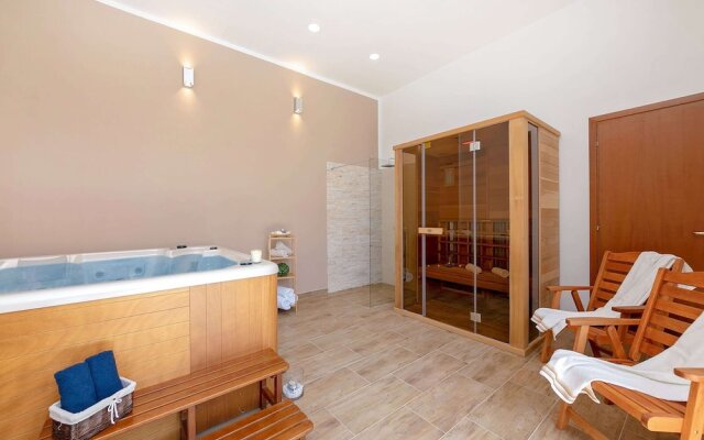 Splendid Villa in Vižinada with Hot Tub