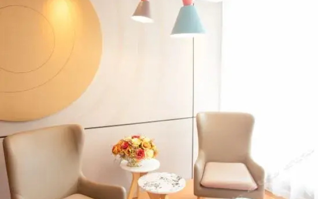 Home Inn (Haikou Qiongzhou Avenue East High-speed Railway Station)