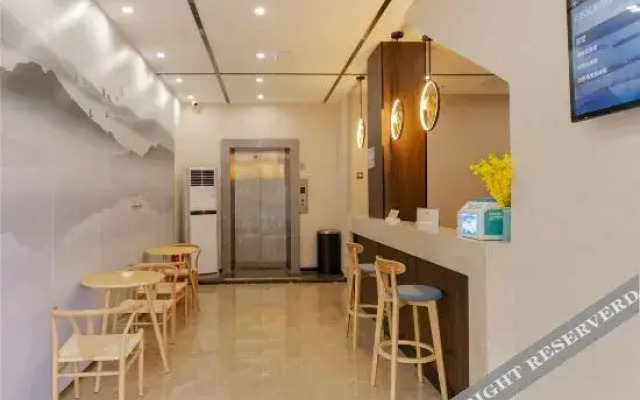 Yunqi Light Residence Hotel (Guangfeng Yuetu Plaza Branch)
