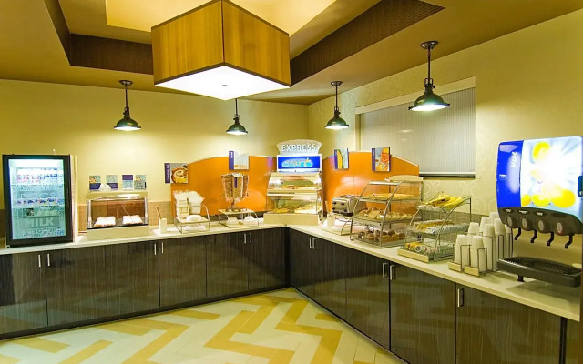 Holiday Inn Express Hotel & Suites Fulton by IHG
