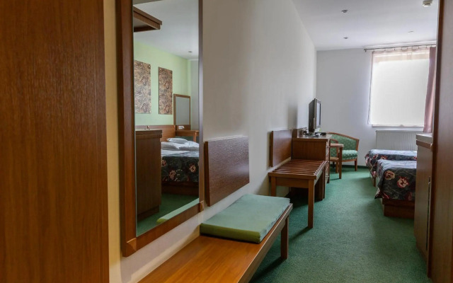 Max Inn Hotel