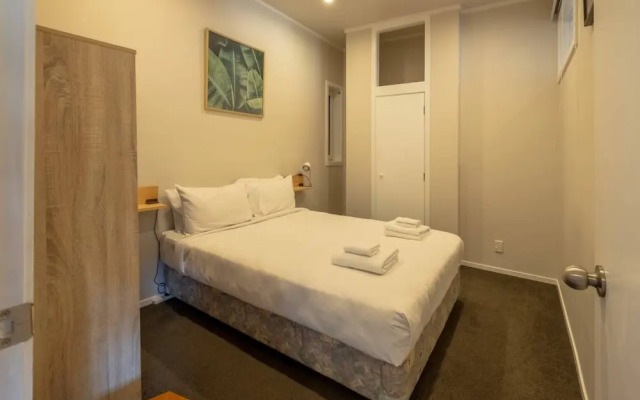 Cool 3 Bedroom Uptown Apartment Close to K Road