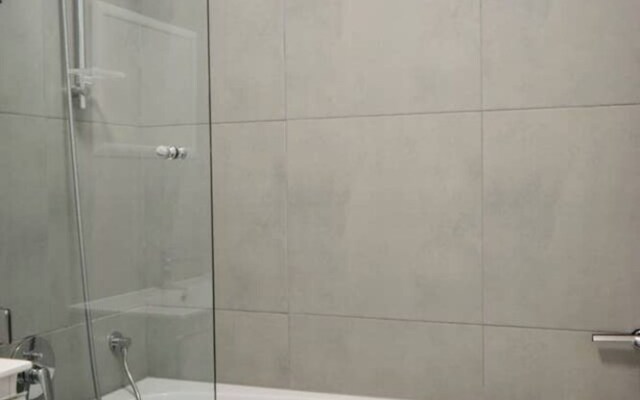 Sunny 2 Bedroom Apartment by The Company's Gardens