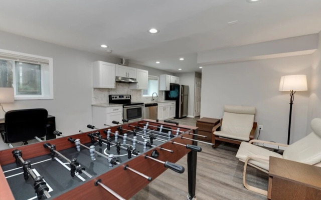 Stylish 3BR 3BA Colonial House by Cozysuites