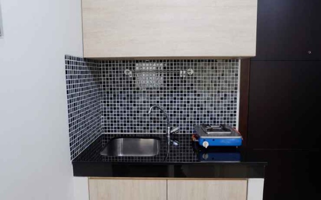 Minimalist and Close to Pool Studio Apartment Sky Terrace at Daan Mogot Baru By Travelio – Kitchen – Jakarta