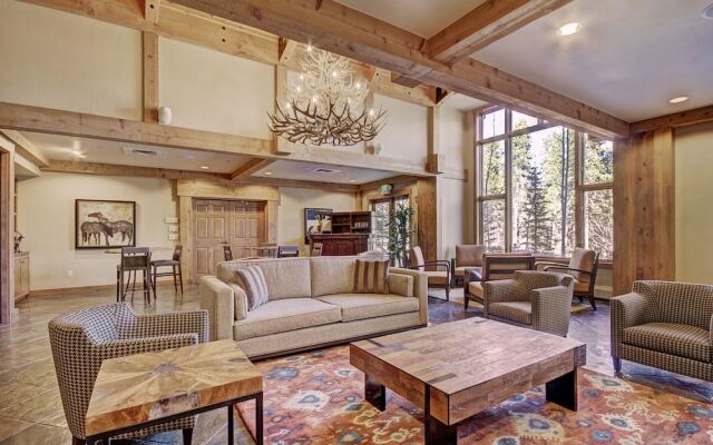 Bright + Scenic 2br - 7ppl Steps To Ski Lifts + Main Street 2 Bedroom Condo by RedAwning