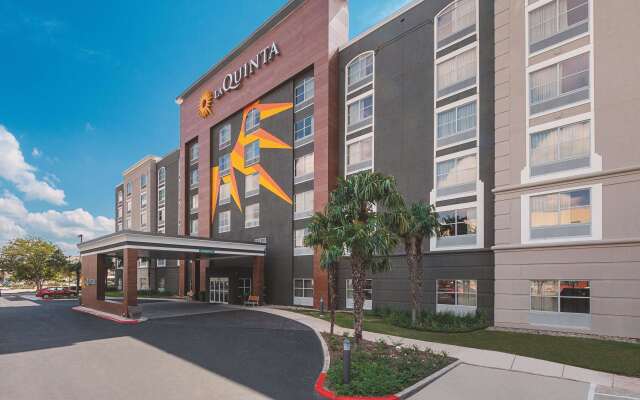 La Quinta Inn & Suites by Wyndham San Antonio Downtown