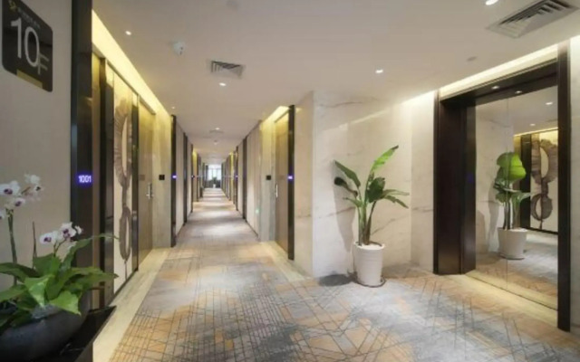 Golden Claw Hotel