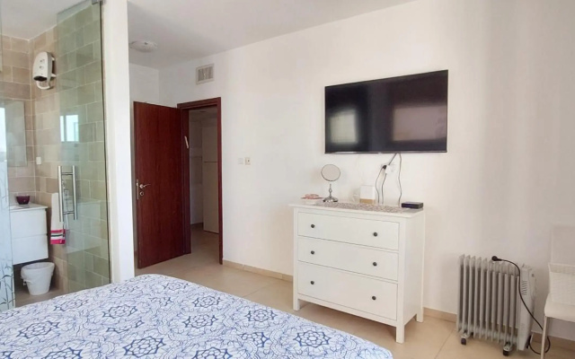 Best location near Leonardo Hotel sea view