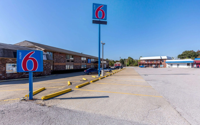 Motel 6 Troy, IL