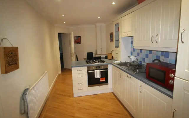 Tywn 2 Bed Apartment by Cardiff Holiday Homes