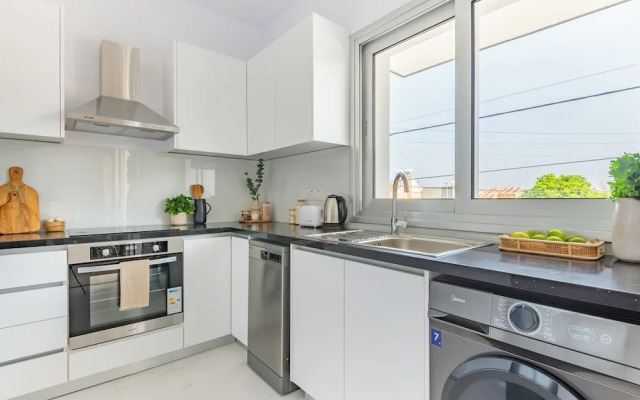 Sanders Cruise - Spacious 2-bdr Apt With Balcony
