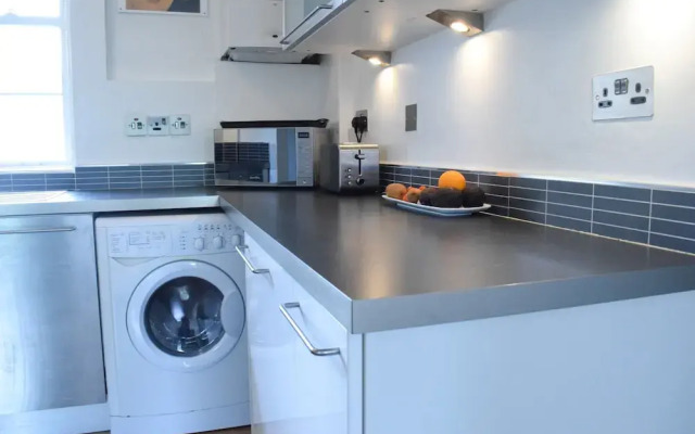 2 Bedroom Flat Near Tower Hill