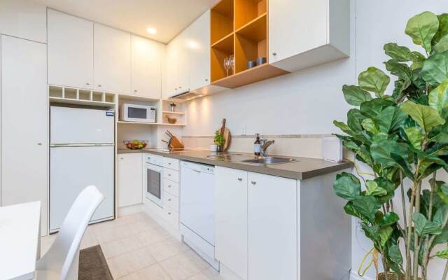 Lovely City Apartment with Pool & Gym