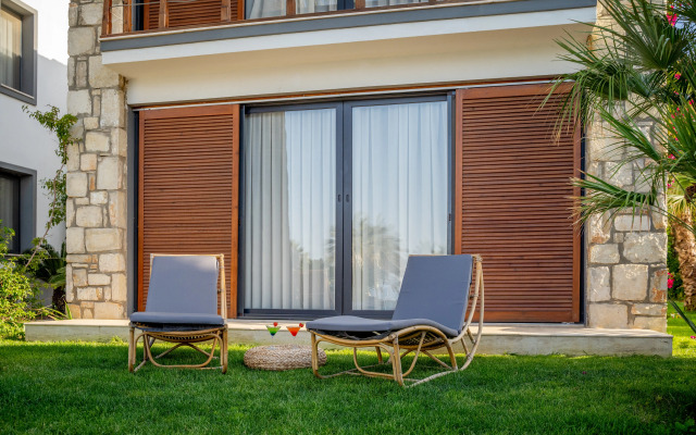 Moyo Beach Hotel