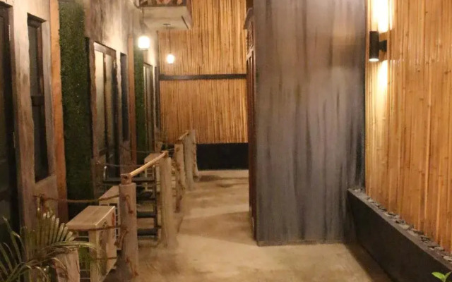 The Cavern Pod Hotel & Specialty Café - Hostel