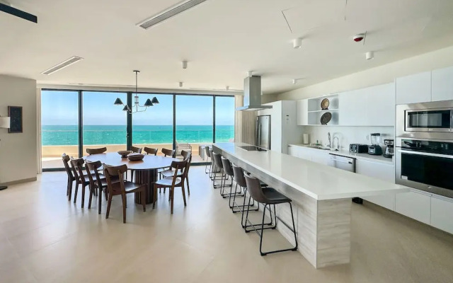 5BR Beachfront Luxury Condo