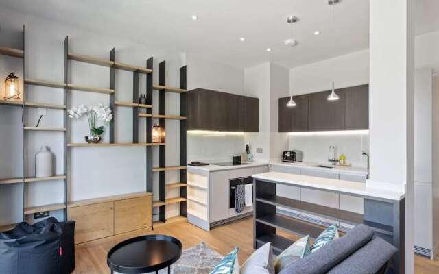 Designer 1-bed Flat W/juliet Balcony nr Wimbledon