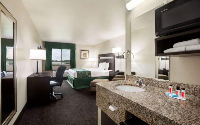 Travelodge by Wyndham Livonia