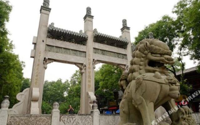 Liuyeer(Bell And Drum Tower Huimin Street Subway Station)