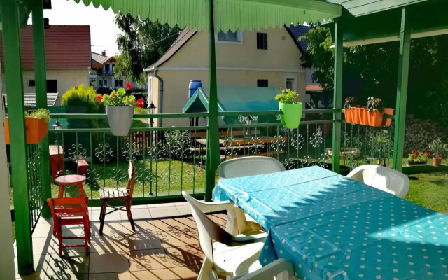 Dolce Villa Balaton Gyöngyvirágház