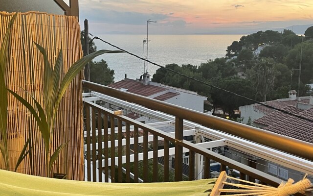 Your Retro Beach Front Hideaway in Salou