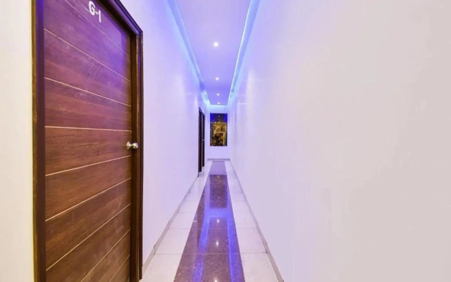 OYO 43971 The Royal Palace