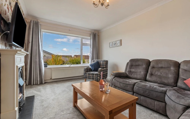 Sea Charm - Cosy Bungalow Near Beach and Village