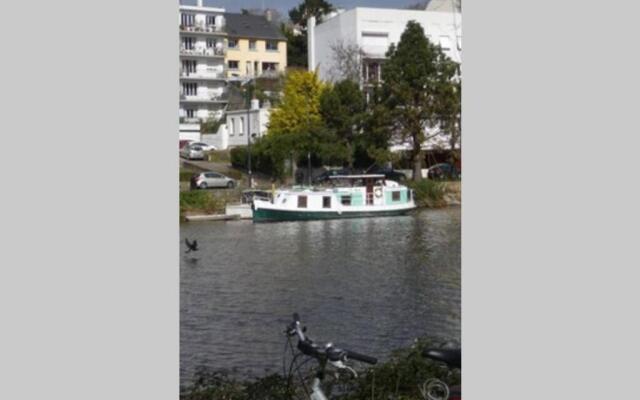 POILUS : Studio neuf avec PARKING