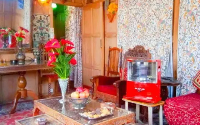 New minar group of houseboats