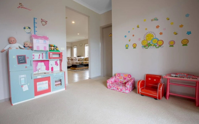 Gorgeous 4BR Home in Point Cook