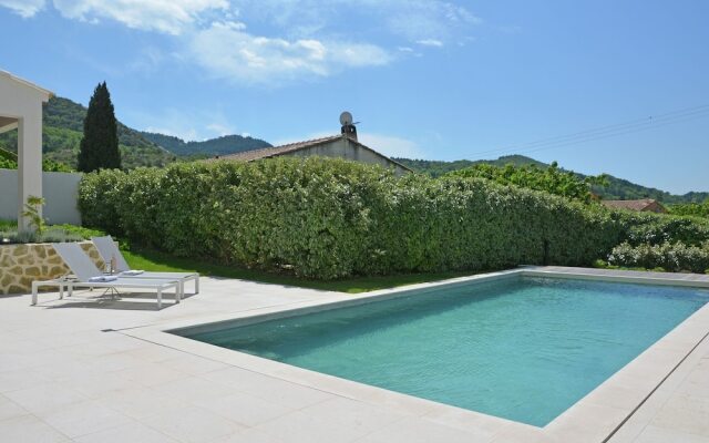 Wonderful Villa in Malaucène with Swimming Pool