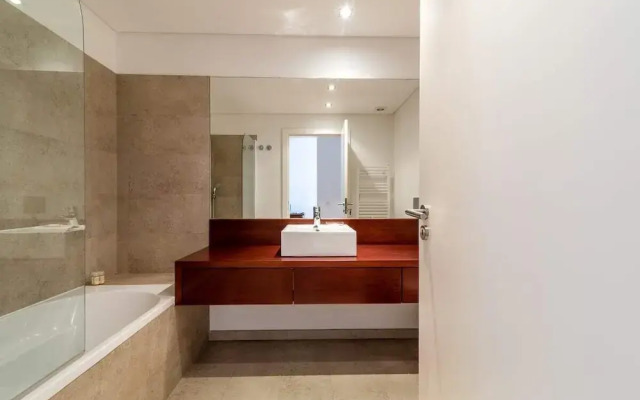 Gorgeous Apartment in Alges With Stunning Rooftop Pool