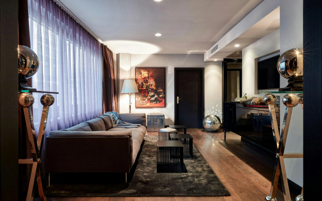 Roomers Frankfurt Central, Autograph Collection