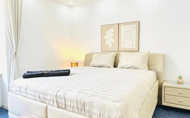 Spacious 7BR Apartment Prime Location