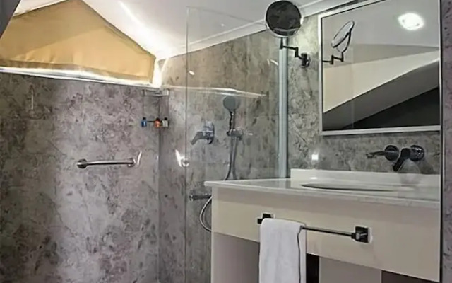 The Elegant Hotel