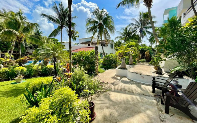 Bttm floor beachfront condo in Half Moon Bay Akumal