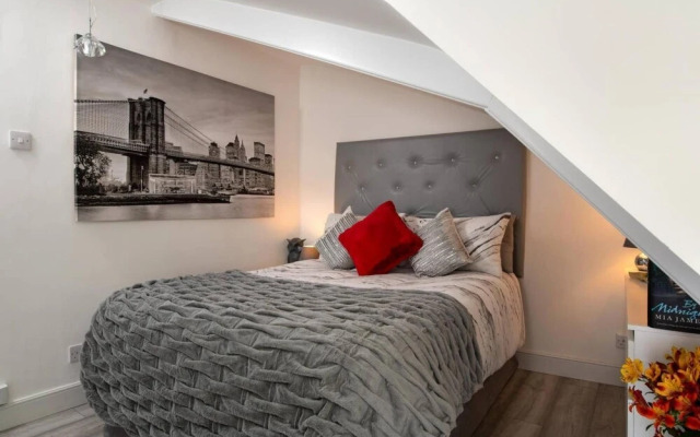 Sandybanks Loft - Penthouse Seaview Apartment on Promenade, Torquay