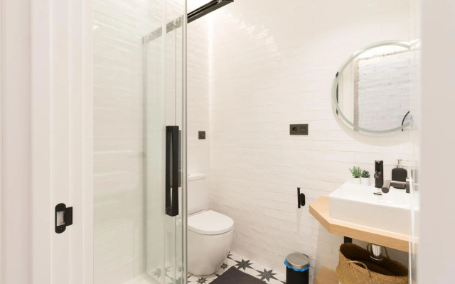 Amplio y moderno apartamento con tarima refrescante by Staynnapartments