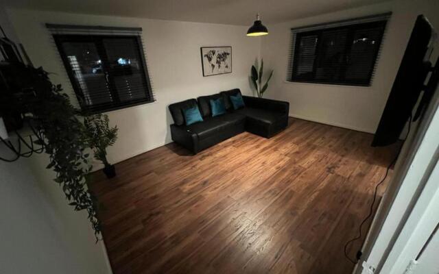 Impeccable 2-bed Apartment in Grays, London