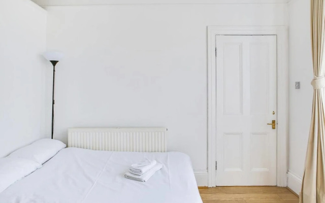 Bright 2 Bed in West Kensington W/balcony