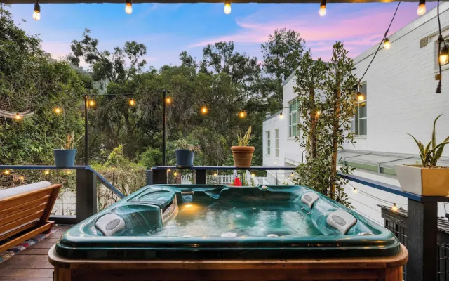 Chic LA Hideaway w/ Soaking Tub, Firepit Lounge & Tranquil Backyard