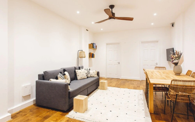 2 Bed Apartment Right on Trafalgar Square