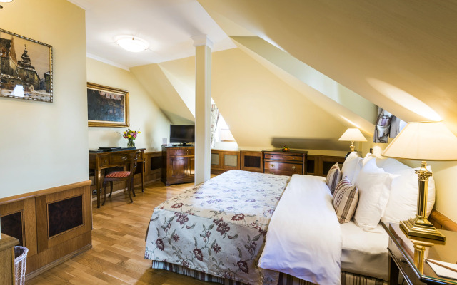 Golden Well Hotel